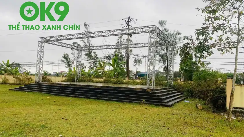 Ở trận đấu với U23 Hàn Quốc, bà con địa phương quyết định ùng góp kinh phí dựng sân khấu và màn hình LED lớn hơn trận trước. Ở trận đấu với U23 Hàn Quốc, bà con địa phương quyết định ùng góp kinh phí dựng sân khấu và màn hình LED lớn hơn trận trước.